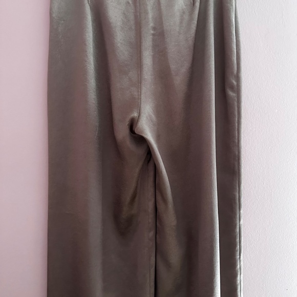 L’agence suit. Luxurious looking. Fits true 14 IMO.Pants very long.NWT - Picture 7 of 10